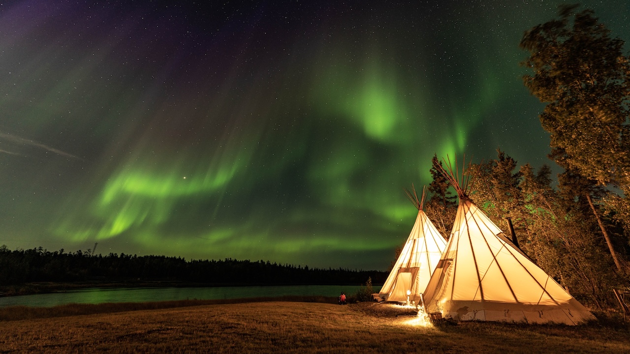 Basecamp rigget ved et fjellvann i Telemark
