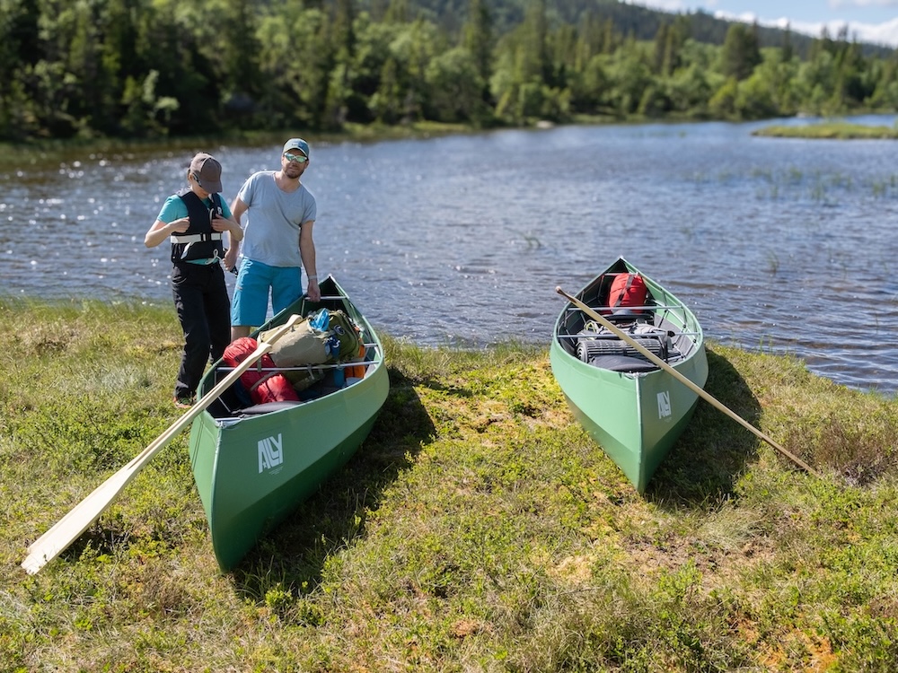 Ally 16.5 sammenleggbar kano ved strandkanten