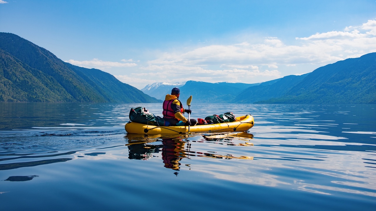 Kanoer og packrafter rigget ved et fjellvann i Telemark