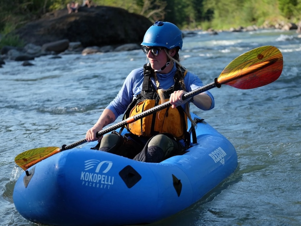 Kokopelli Rogue-Lite packraft på klart fjellvann